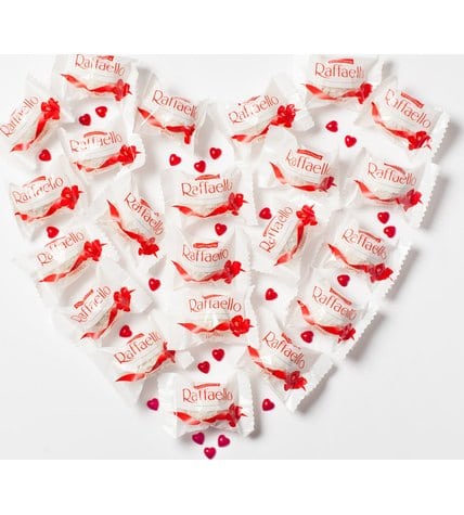 Конфеты Raffaello кокосовые с цельным миндальным орехом в жестяной коробке купить